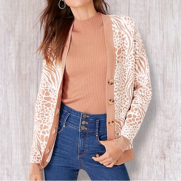 Ann Taylor Size Medium Animal Print
V-neck Button Front Boyfriend Cardigan New - Picture 1 of 7